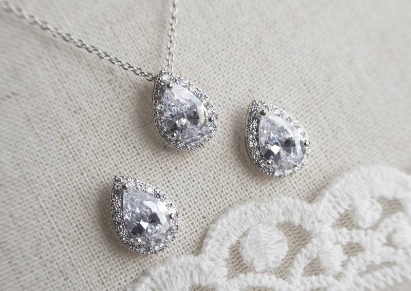 Braut-Set, Zirkonia Braut Halskette Und Ohrringe, Teardrop Ohrstecker Halskette, Brautjungfern Schmuck, Hochzeitsgeschenk Braut-Set, Zirkonia Braut Halskette Und Ohrringe, Teardrop Ohrstecker Halskette, Brautjungfern Schmuck, Hochzeitsgeschenk von CrinaJewelleryDesign