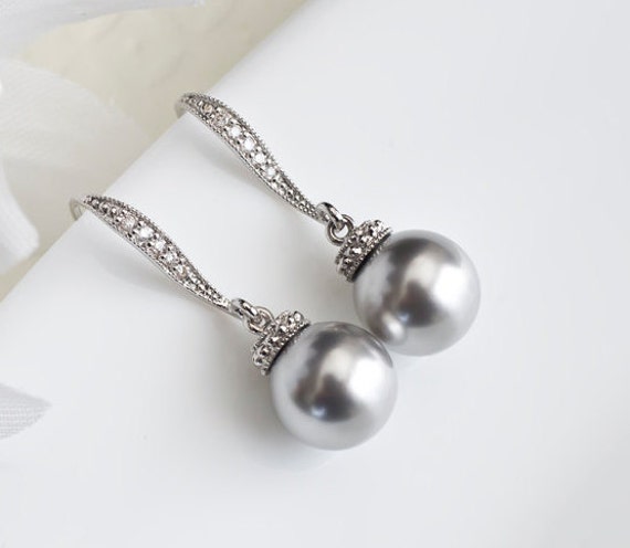 Brautjungfern Ohrringe, Graue Perlenohrringe, Brautperlenohrringe, Hellgraue Perlen Und Zirkonia Ohrringe von CrinaJewelleryDesign