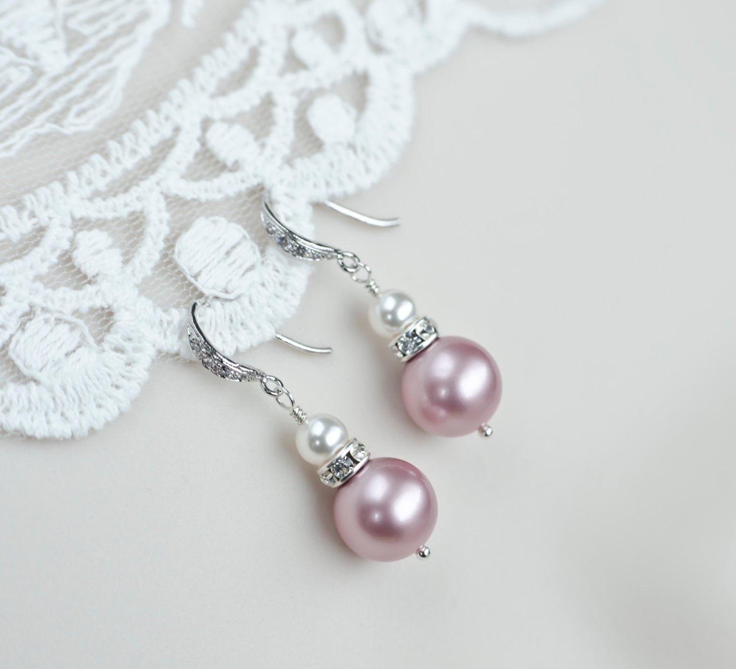 Brautjungfern-Ohrringe, Powder Rose Und Weißen Swarovski Perlen Ohrringe, Cz Brautjungfer Mutter Der Braut-Mutter Des Bräutigam-Ohrringe Brautjungfern-Ohrringe, Powder Rose Und Weißen Swarovski Perlen Ohrringe, Cz Brautjungfer Mutter Der Braut-Mutter Des Bräutigam-Ohrringe von CrinaJewelleryDesign