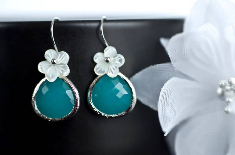 Brautjungfern Rhodiniert Ohrringe, Mint Opal Glas, Glastropfen, Mutter Der Perle Blume Und Sterling Silber Earrwires Brautjungfern Rhodiniert Ohrringe, Mint Opal Glas, Glastropfen, Mutter Der Perle Blume Und Sterling Silber Earrwires von CrinaJewelleryDesign