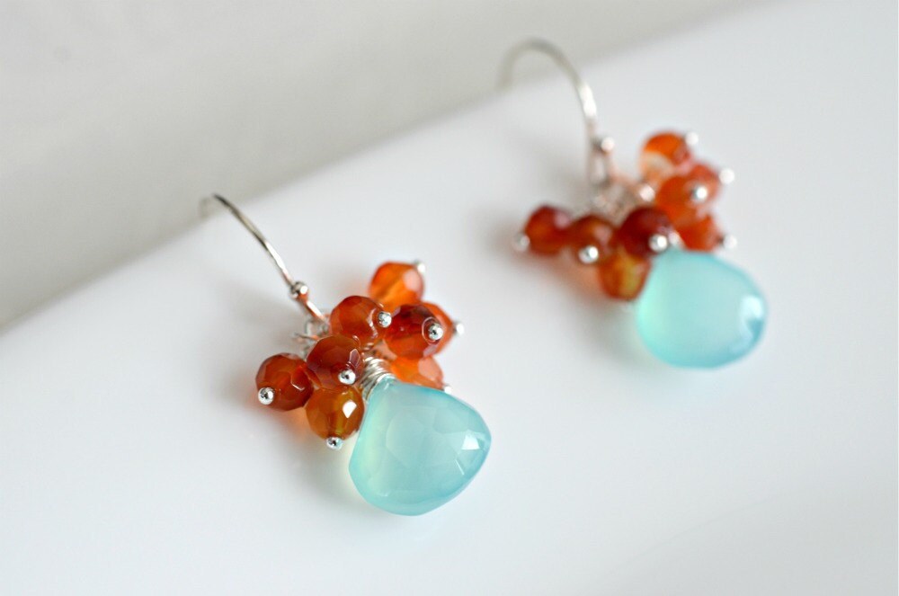 Cluster Ohrringe - Handgemachte Aqua Blau Chalcedon Und Karneol-Cluster-Ohrringe in Sterling-Silber Cluster Ohrringe - Handgemachte Aqua Blau Chalcedon Und Karneol-Cluster-Ohrringe in Sterling-Silber von CrinaJewelleryDesign