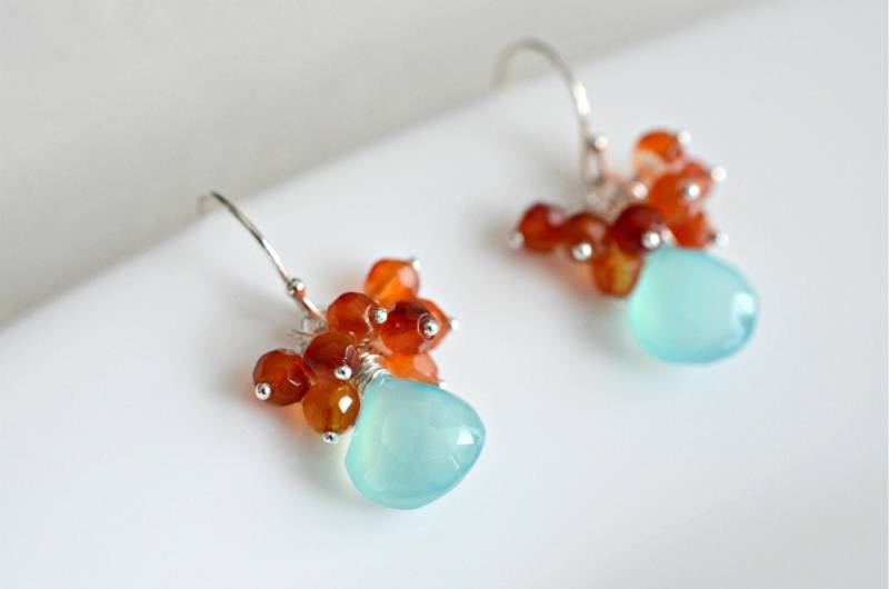 Cluster Ohrringe - Handgemachte Aqua Blau Chalcedon Und Karneol-Cluster-Ohrringe in Sterling-Silber Cluster Ohrringe - Handgemachte Aqua Blau Chalcedon Und Karneol-Cluster-Ohrringe in Sterling-Silber von CrinaJewelleryDesign