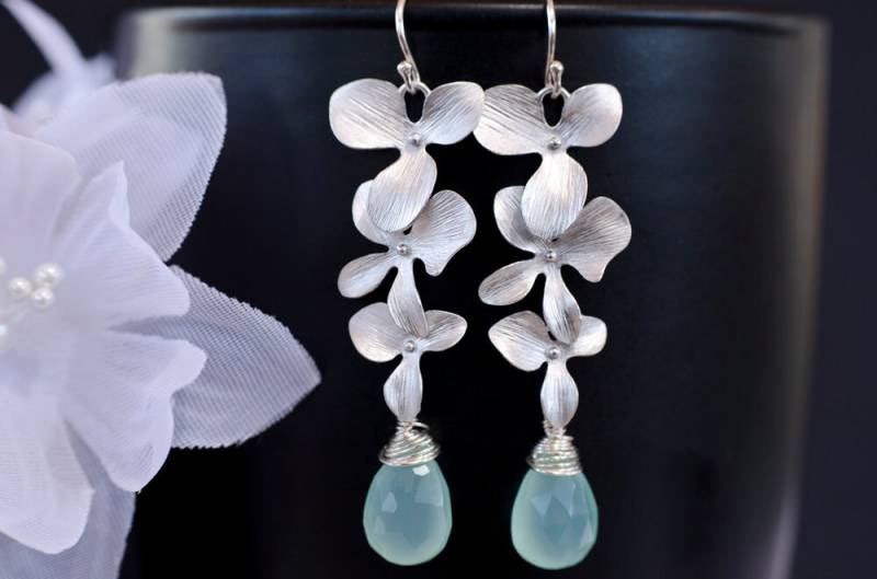 Dreifach Orchidee Ohrringe, Silber, Rhodiniert Matt Dreifach Und Aqua Blau Chalcedon Brautjungferngeschenk Dreifach Orchidee Ohrringe, Silber, Rhodiniert Matt Dreifach Und Aqua Blau Chalcedon Brautjungferngeschenk von CrinaJewelleryDesign