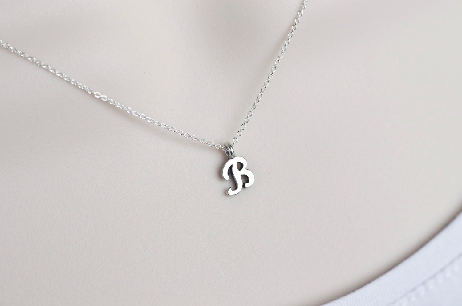 Erste, Erste Kette Sterling Silber, Skript Initial Alphabet Ursprünglichen Charme Halskette, Zierliche Minimal Moderne Halskette Erste, Erste Kette Sterling Silber, Skript Initial Alphabet Ursprünglichen Charme Halskette, Zierliche Minimal Moderne Halskette von CrinaJewelleryDesign