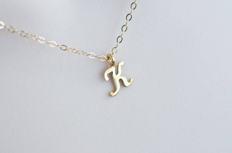 Erste Halskette, Gold Gefüllt Erste Skript Alphabet Initial Charm Zierliche Minimale Moderne Halskette von CrinaJewelleryDesign