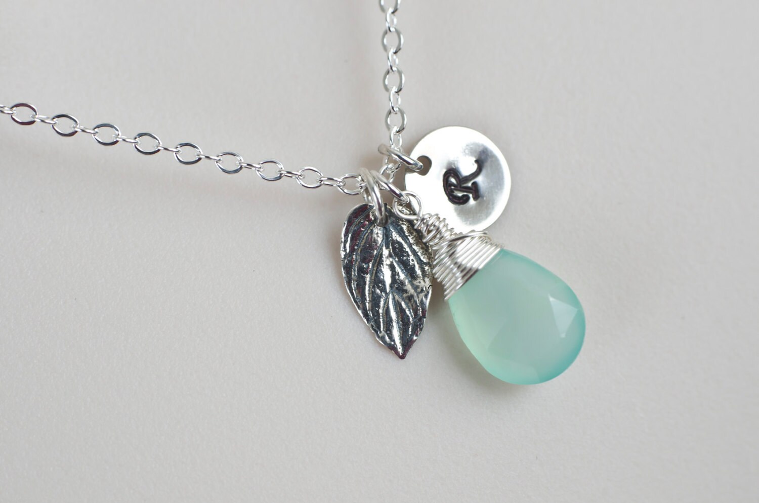 Mintgrüne Chalcedon Halskette, Sterling Silber Mintblatt, Personalisierte Initial Halskette Mintgrüne Chalcedon Halskette, Sterling Silber Mintblatt, Personalisierte Initial Halskette von CrinaJewelleryDesign