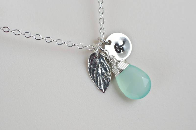 Mintgrüne Chalcedon Halskette, Sterling Silber Mintblatt, Personalisierte Initial Halskette Mintgrüne Chalcedon Halskette, Sterling Silber Mintblatt, Personalisierte Initial Halskette von CrinaJewelleryDesign
