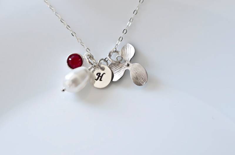 Geburtsstein Erste Halskette Brautjungfer - Weiße Perle, Swarovski Geburtsstein, Silber Vergoldete Orchidee Und Runde Anfängliche Scheibe Geburtsstein Erste Halskette Brautjungfer - Weiße Perle, Swarovski Geburtsstein, Silber Vergoldete Orchidee Und Runde Anfängliche Scheibe von CrinaJewelleryDesign
