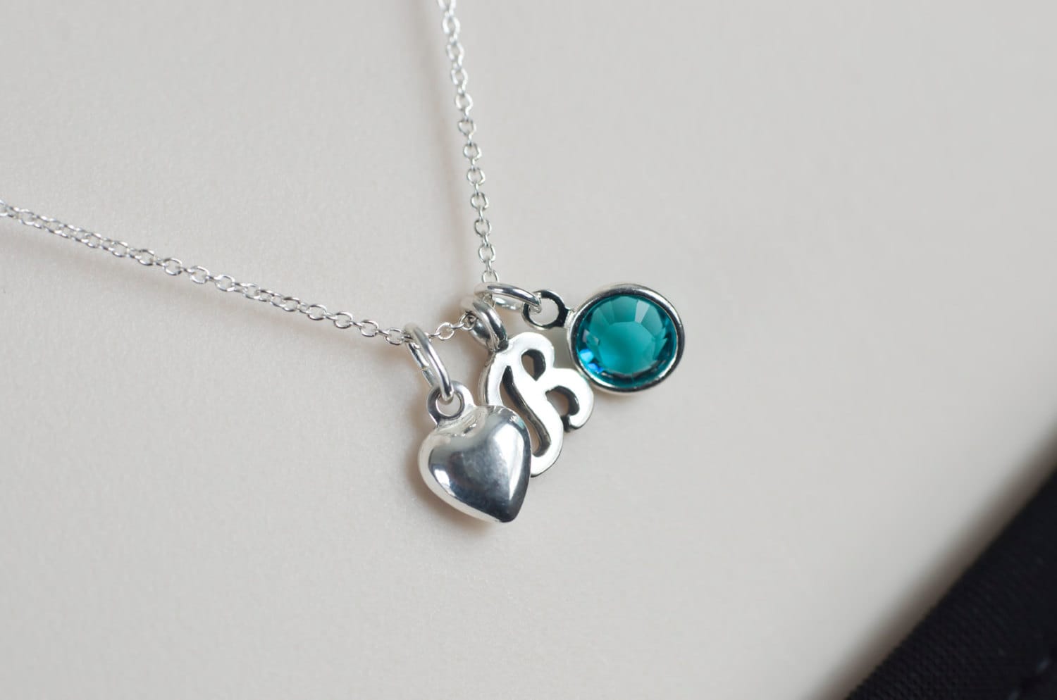 Geburtsstein Initial Halskette, Sterling Silber Personalisierte Halskette - Swarovski Geburtsstein, Kleiner Herz Anhänger Und Buchstaben Geburtsstein Initial Halskette, Sterling Silber Personalisierte Halskette - Swarovski Geburtsstein, Kleiner Herz Anhänger Und Buchstaben von CrinaJewelleryDesign
