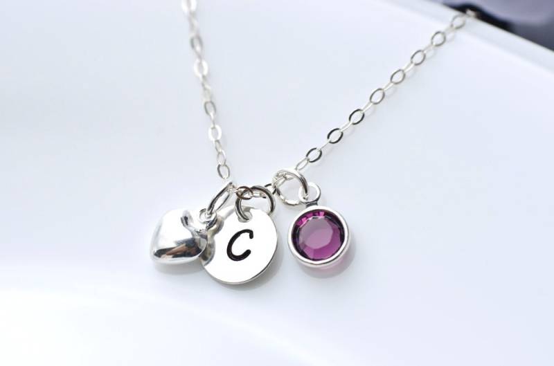 Geburtsstein Initial Halskette - Swarovski Geburtsstein, Sterling Silber Herz Anhänger Und Runde Initialscheibe von CrinaJewelleryDesign