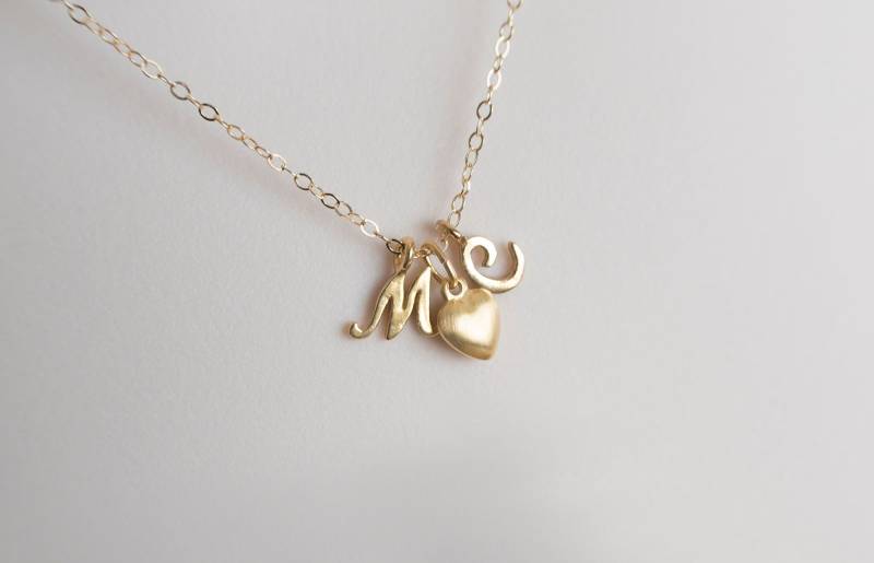 Goldherz Initial Halskette, Gold Personalisierte Halskette - Filled Tiny Heart Charm Und Buchstaben Charm, Mutter Tochter von CrinaJewelleryDesign
