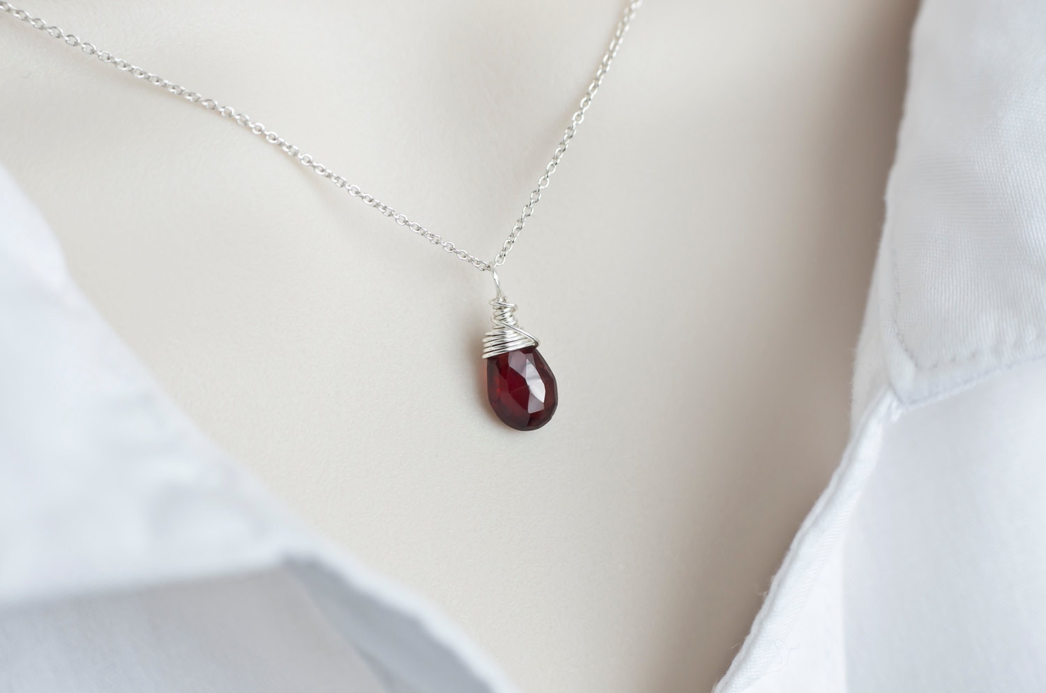 Granat, Januar Birthstone Halskette, Sterling Silber Granat Draht Gewickelt Briolette Granat, Januar Birthstone Halskette, Sterling Silber Granat Draht Gewickelt Briolette von CrinaJewelleryDesign