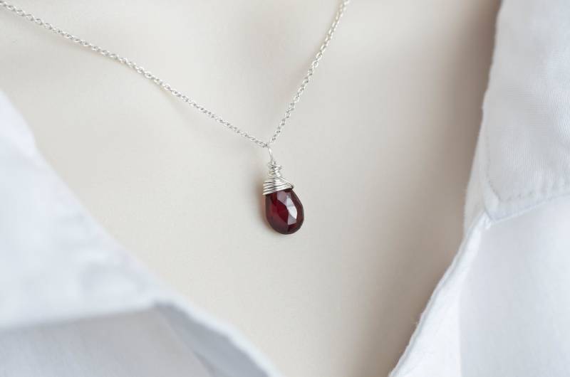 Granat, Januar Birthstone Halskette, Sterling Silber Granat Draht Gewickelt Briolette Granat, Januar Birthstone Halskette, Sterling Silber Granat Draht Gewickelt Briolette von CrinaJewelleryDesign