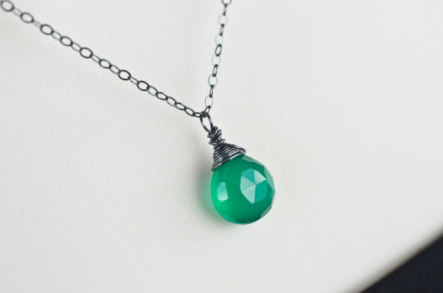 Grüner Onyx Oxidiert, Halskette, Grüne Briolette Oxidiertem Sterling Silber Moderne Oxidiertes Halskette Grüner Onyx Oxidiert, Halskette, Grüne Briolette Oxidiertem Sterling Silber Moderne Oxidiertes Halskette von CrinaJewelleryDesign