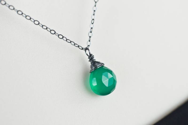 Grüner Onyx Oxidiert, Halskette, Grüne Briolette Oxidiertem Sterling Silber Moderne Oxidiertes Halskette Grüner Onyx Oxidiert, Halskette, Grüne Briolette Oxidiertem Sterling Silber Moderne Oxidiertes Halskette von CrinaJewelleryDesign