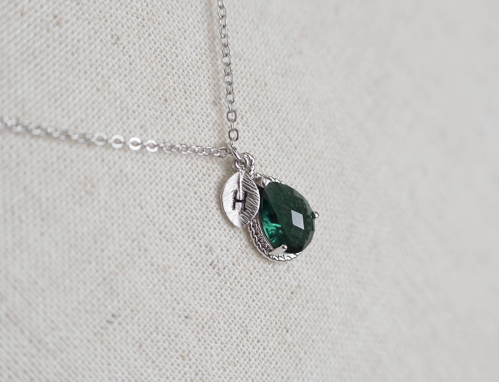 Grüner Smaragd Swarovski Teardrop Anfangshalskette, Mai Geburtsstein Personalisierte Monogramm Brautjungfern Geschenk Grüner Smaragd Swarovski Teardrop Anfangshalskette, Mai Geburtsstein Personalisierte Monogramm Brautjungfern Geschenk von CrinaJewelleryDesign