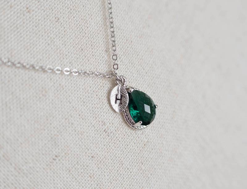 Grüner Smaragd Swarovski Teardrop Anfangshalskette, Mai Geburtsstein Personalisierte Monogramm Brautjungfern Geschenk Grüner Smaragd Swarovski Teardrop Anfangshalskette, Mai Geburtsstein Personalisierte Monogramm Brautjungfern Geschenk von CrinaJewelleryDesign