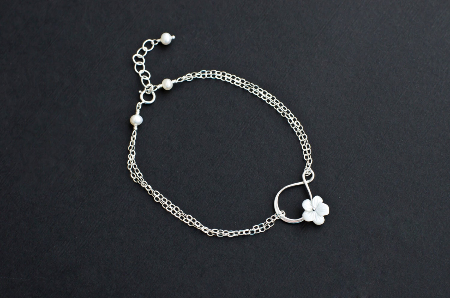 Infinity-Armband, Silber Infinity-Anhänger, Mutter Der Perle Blume Infiniy Armband, Für Immer Freundschaft, Brautjungferngeschenke, Schwester Infinity-Armband, Silber Infinity-Anhänger, Mutter Der Perle Blume Infiniy Armband, Für Immer Freundschaft, Brautjungferngeschenke, Schwester von CrinaJewelleryDesign