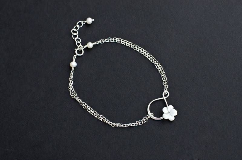 Infinity-Armband, Silber Infinity-Anhänger, Mutter Der Perle Blume Infiniy Armband, Für Immer Freundschaft, Brautjungferngeschenke, Schwester Infinity-Armband, Silber Infinity-Anhänger, Mutter Der Perle Blume Infiniy Armband, Für Immer Freundschaft, Brautjungferngeschenke, Schwester von CrinaJewelleryDesign