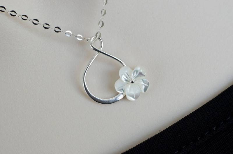 Infinity Kette, Silber Infinity-Anhänger, Mutter Der Perle Blume Infiniy Für Immer Freundschaft, Brautjungferngeschenke, Schwester, Blumenmädchen Infinity Kette, Silber Infinity-Anhänger, Mutter Der Perle Blume Infiniy Für Immer Freundschaft, Brautjungferngeschenke, Schwester, Blumenmädchen von CrinaJewelleryDesign