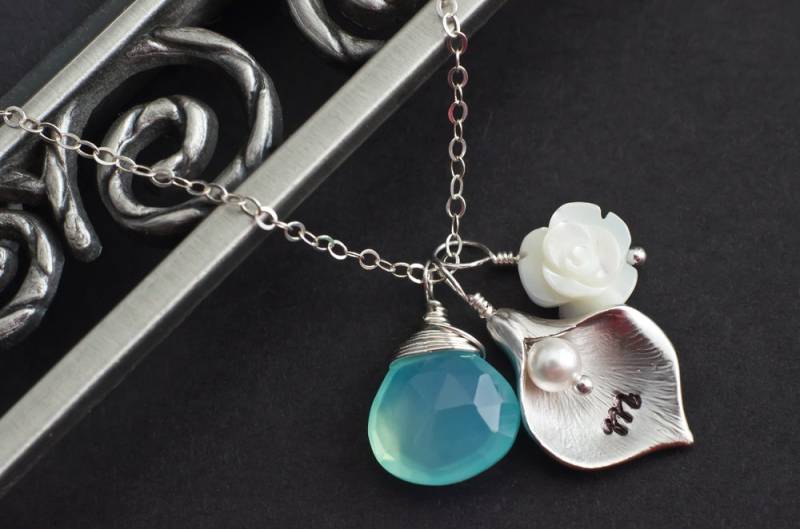 Initial Halskette, Blau Chalcedon Perlmutt Und Calla Lily Personalisierte Brautjungfer Geschenk Initial Halskette, Blau Chalcedon Perlmutt Und Calla Lily Personalisierte Brautjungfer Geschenk von CrinaJewelleryDesign