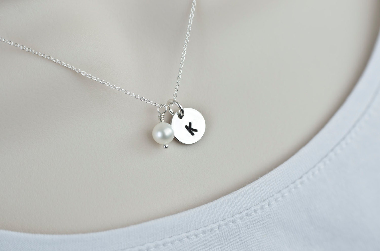 Initial Halskette, Monogramm, Silber Disc Bis Zu 5 Charms Sterling Silber, Personalisierter Schmuck, Mama Schwester Beste Freundin Geschenk Initial Halskette, Monogramm, Silber Disc Bis Zu 5 Charms Sterling Silber, Personalisierter Schmuck, Mama Schwester Beste Freundin Geschenk von CrinaJewelleryDesign