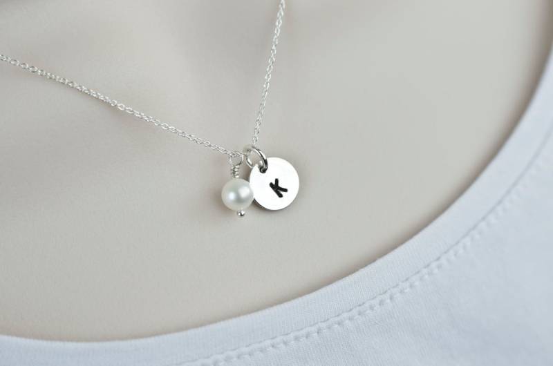 Initial Halskette, Monogramm, Silber Disc Bis Zu 5 Charms Sterling Silber, Personalisierter Schmuck, Mama Schwester Beste Freundin Geschenk Initial Halskette, Monogramm, Silber Disc Bis Zu 5 Charms Sterling Silber, Personalisierter Schmuck, Mama Schwester Beste Freundin Geschenk von CrinaJewelleryDesign