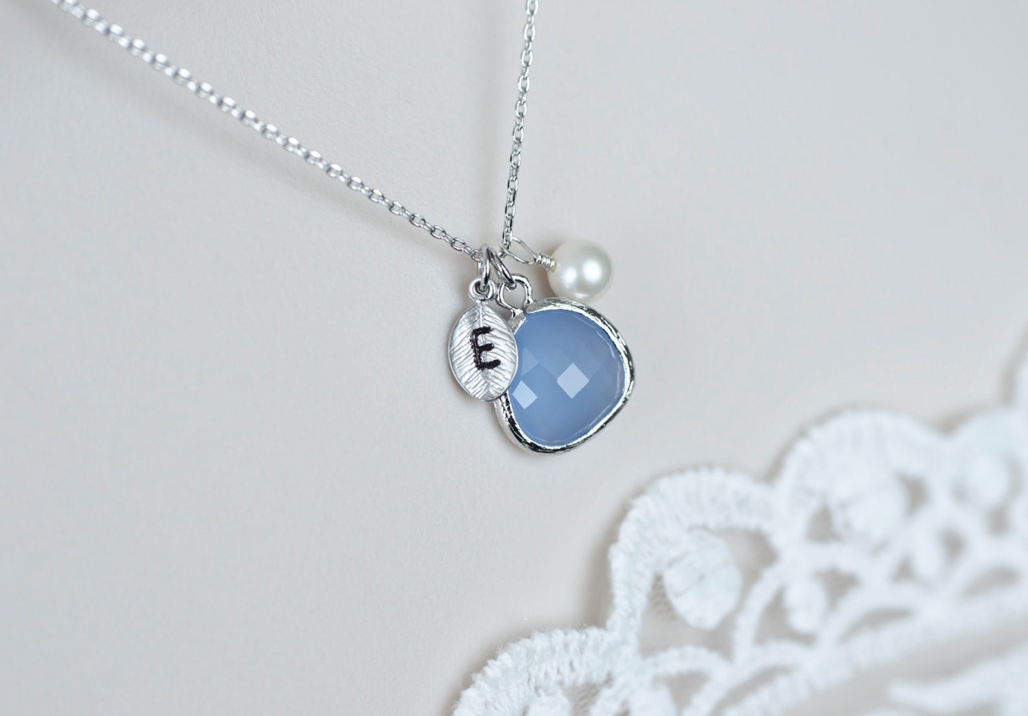 Initiale Halskette, Pastell Blau, Serenity Blue Glastropfen, Initial Handgestempelt Blatt Und Süßwasserperlen Gelassenheit Blau Farbe Der Th Initiale Halskette, Pastell Blau, Serenity Blue Glastropfen, Initial Handgestempelt Blatt Und Süßwasserperlen Gelassenheit Blau Farbe Der Th von CrinaJewelleryDesign