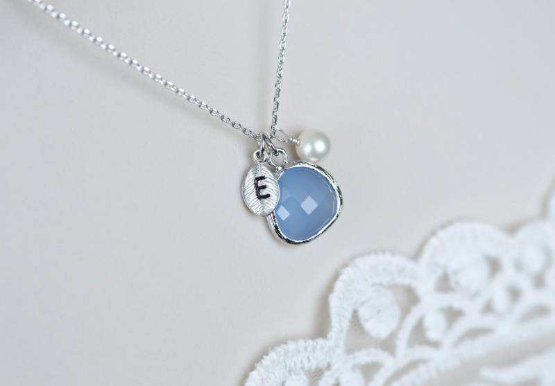 Initiale Halskette, Pastell Blau, Serenity Blue Glastropfen, Initial Handgestempelt Blatt Und Süßwasserperlen Gelassenheit Blau Farbe Der Th von CrinaJewelleryDesign