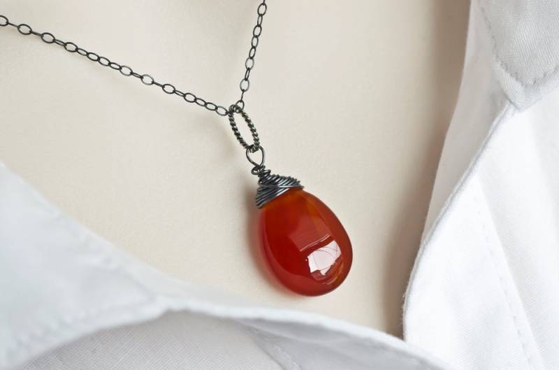 Jade Halskette, Rote Tropfen, Oxidiertem Sterling Silberkette, Moderne Silbernen Halskette Jade Halskette, Rote Tropfen, Oxidiertem Sterling Silberkette, Moderne Silbernen Halskette von CrinaJewelleryDesign
