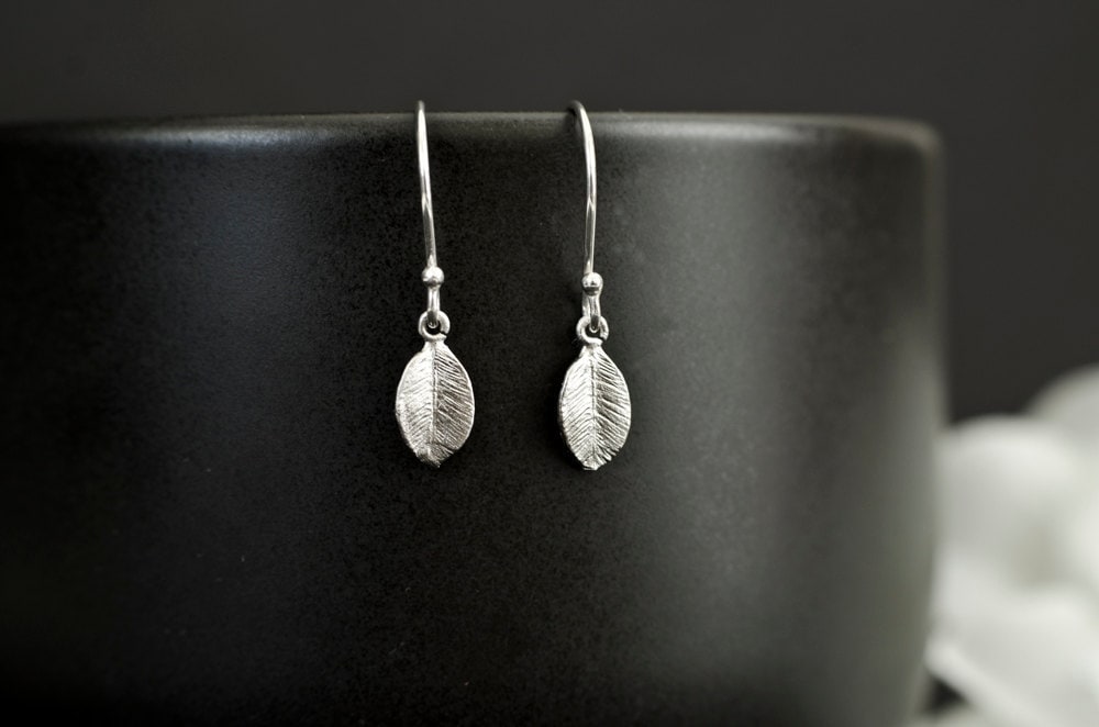 Kleine Blatt Ohrringe Aus Silber Überzogen Kleine Blatt Ohrringe Aus Silber Überzogen von CrinaJewelleryDesign