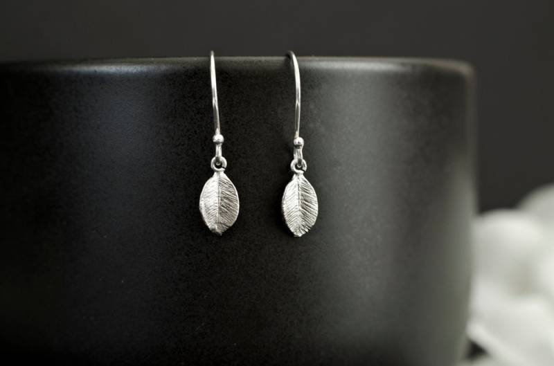 Kleine Blatt Ohrringe Aus Silber Überzogen von CrinaJewelleryDesign