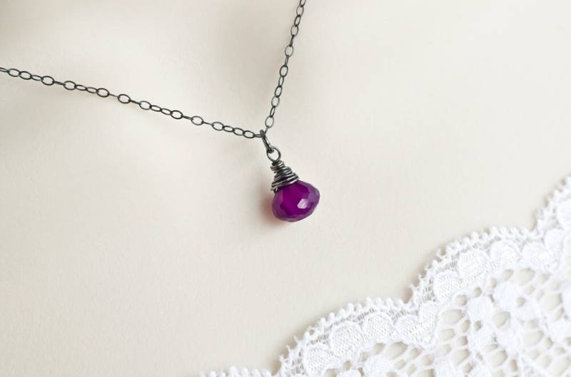 Lila Chalcedon Halskette, Oxidiertem Sterlingsilber Lila Lila Chalcedon Halskette, Oxidiertem Sterlingsilber Lila von CrinaJewelleryDesign