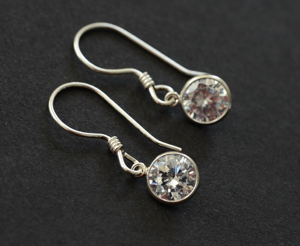 Lünette Ohrringe, Runde Zirkonia Und Sterling Silberohrringe Lünette Ohrringe, Runde Zirkonia Und Sterling Silberohrringe von CrinaJewelleryDesign