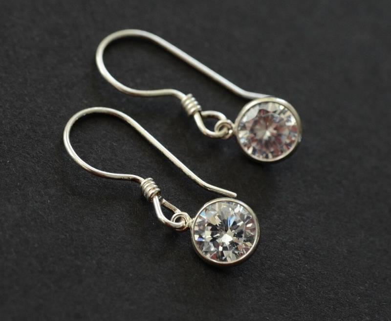 Lünette Ohrringe, Runde Zirkonia Und Sterling Silberohrringe Lünette Ohrringe, Runde Zirkonia Und Sterling Silberohrringe von CrinaJewelleryDesign