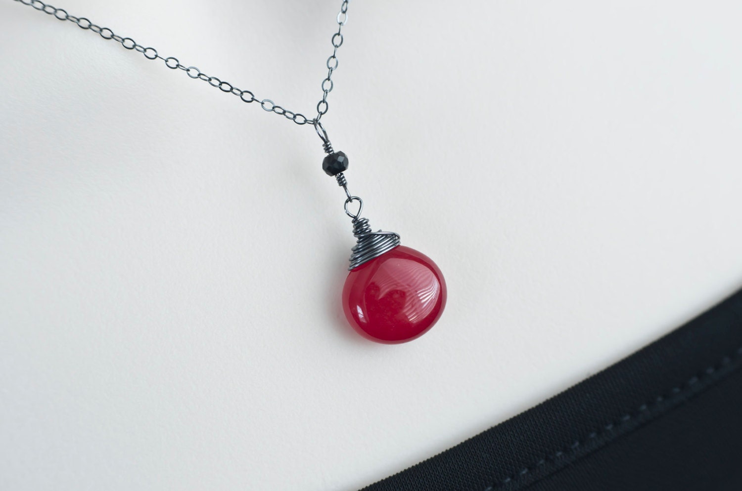 Oxidiertes Silber Halskette, Rote Kirsche Jade Briolette Und Spinell Oxidiertes Sterling Silberdraht Umwickelt Tief Rubin Oxidiertes Silber Halskette, Rote Kirsche Jade Briolette Und Spinell Oxidiertes Sterling Silberdraht Umwickelt Tief Rubin von CrinaJewelleryDesign