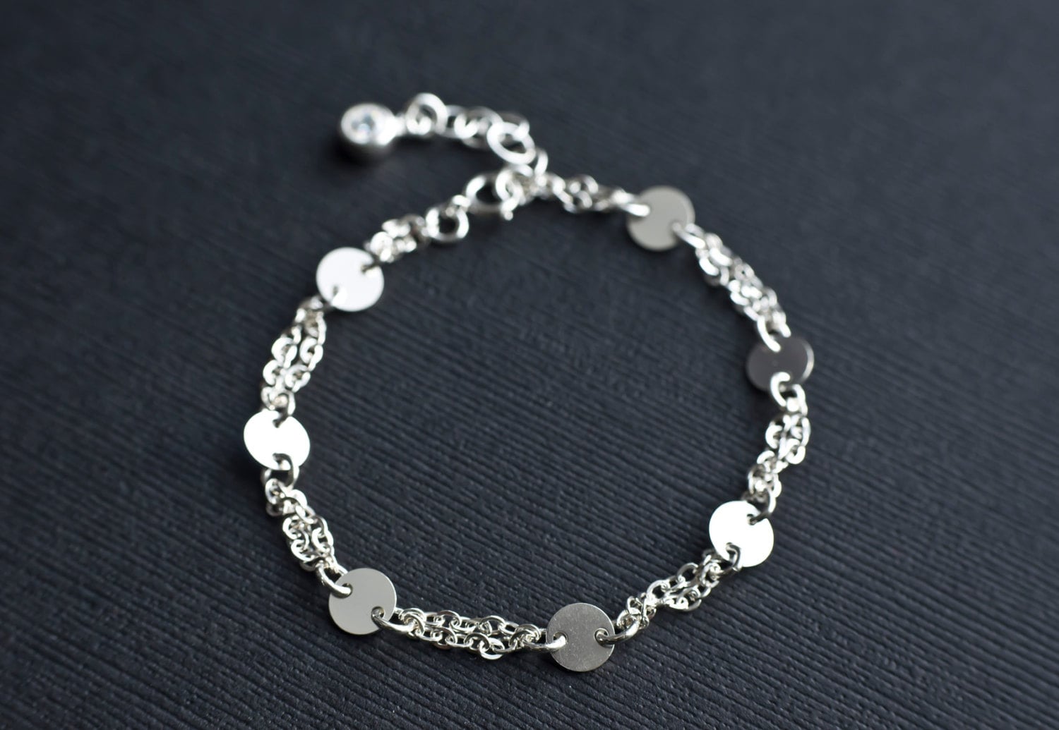 Pailletten-Scheibe-Armband, Silber Pailletten-Armband, Kleine Scheiben-Armband, Scheiben Und Zirkonia Armband, Modernen Alltag Schmuck Pailletten-Scheibe-Armband, Silber Pailletten-Armband, Kleine Scheiben-Armband, Scheiben Und Zirkonia Armband, Modernen Alltag Schmuck von CrinaJewelleryDesign