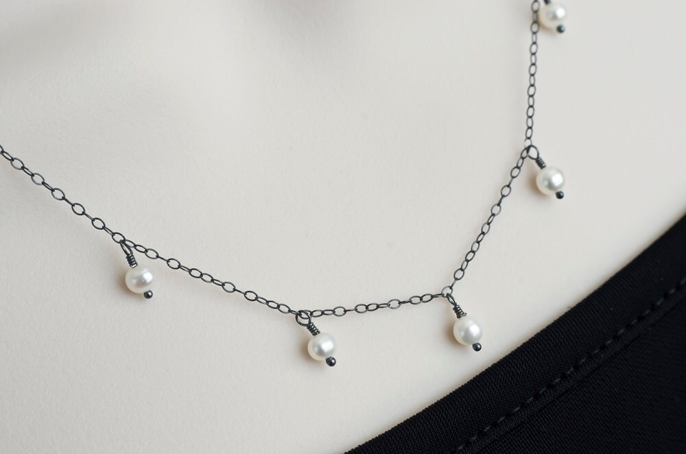 Perle Halskette, Oxidiertem Sterlingsilber Und Süßwasser-Perlen Draht Gewickelt, Zierliche Moderne Halskette Perle Halskette, Oxidiertem Sterlingsilber Und Süßwasser-Perlen Draht Gewickelt, Zierliche Moderne Halskette von CrinaJewelleryDesign