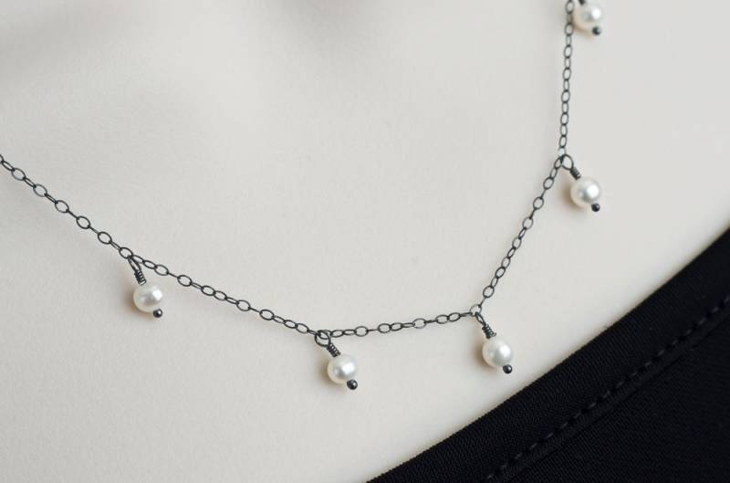 Perle Halskette, Oxidiertem Sterlingsilber Und Süßwasser-Perlen Draht Gewickelt, Zierliche Moderne Halskette von CrinaJewelleryDesign