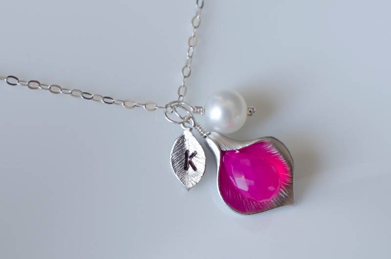 Personalisierte Calla Lilie, Benutzerdefinierte Initial Halskette, Rosa Chalcedon Erste Kette, , Personalisierte Brautjungferngeschenk Personalisierte Calla Lilie, Benutzerdefinierte Initial Halskette, Rosa Chalcedon Erste Kette, , Personalisierte Brautjungferngeschenk von CrinaJewelleryDesign