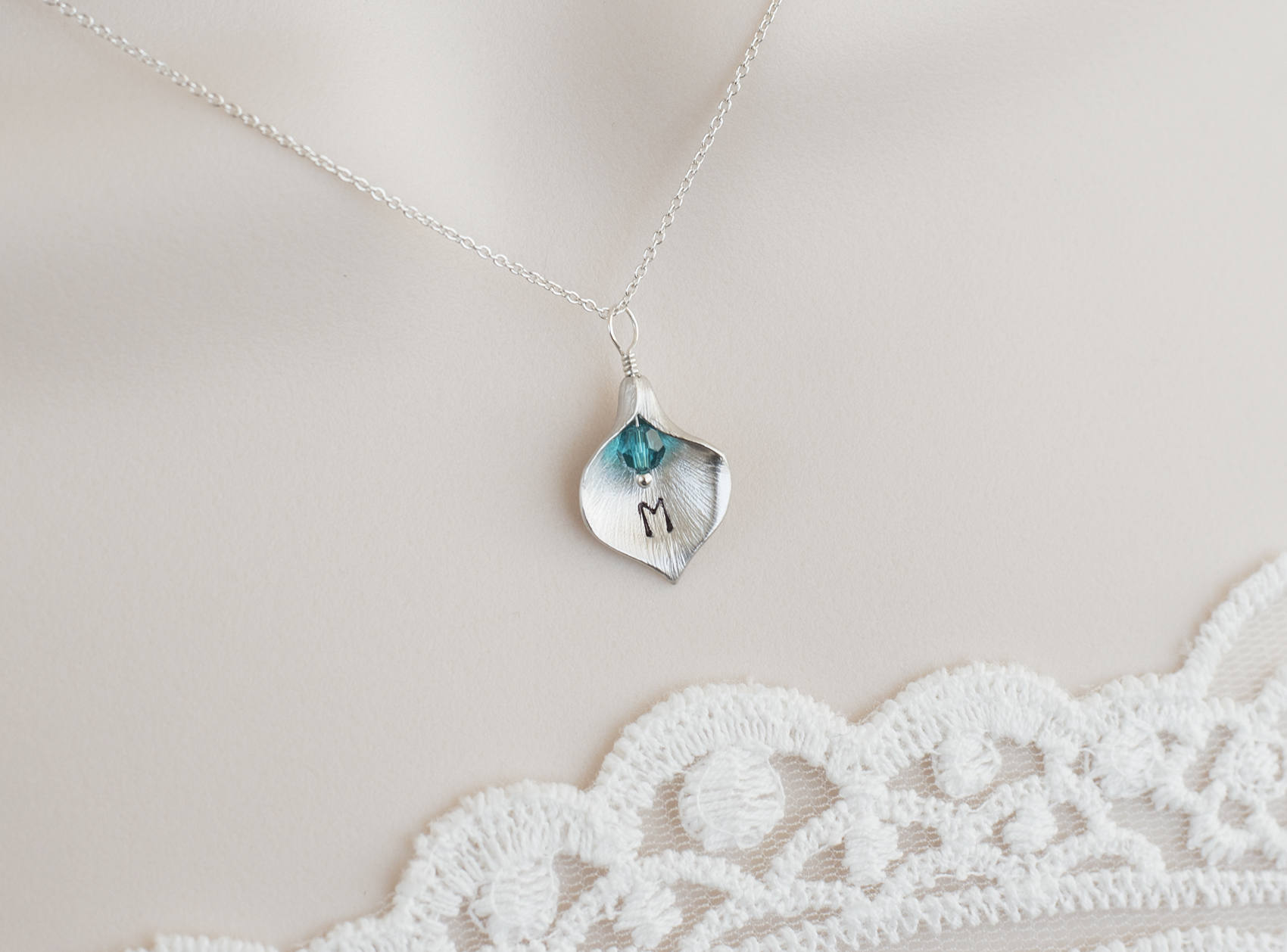 Personalisierte Calla Lily Halskette, Benutzerdefinierte Erste Birthstone Brautjungfer Geschenk, Personalisierte Mutter, Großmutter Geschenk Personalisierte Calla Lily Halskette, Benutzerdefinierte Erste Birthstone Brautjungfer Geschenk, Personalisierte Mutter, Großmutter Geschenk von CrinaJewelleryDesign