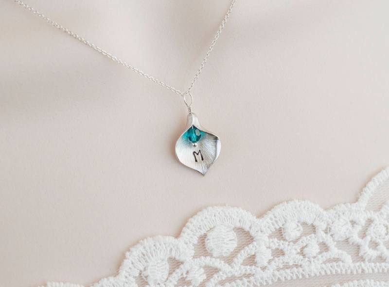 Personalisierte Calla Lily Halskette, Benutzerdefinierte Erste Birthstone Brautjungfer Geschenk, Personalisierte Mutter, Großmutter Geschenk von CrinaJewelleryDesign