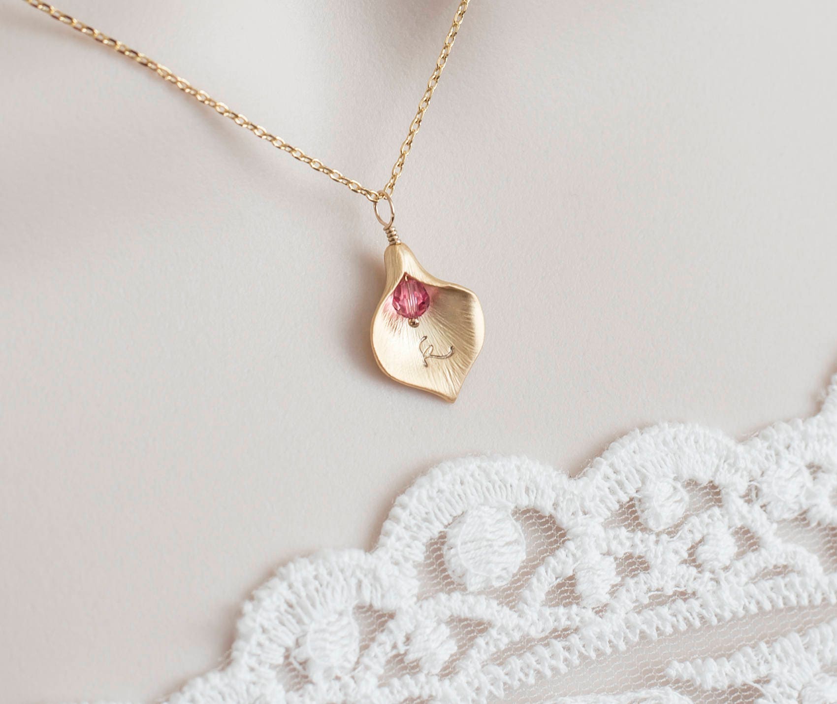 Personalisierte Calla Lily Halskette, Benutzerdefinierte Erste Birthstone Brautjungfer Geschenk, Personalisierte Mutter, Großmutter Geschenk Personalisierte Calla Lily Halskette, Benutzerdefinierte Erste Birthstone Brautjungfer Geschenk, Personalisierte Mutter, Großmutter Geschenk von CrinaJewelleryDesign