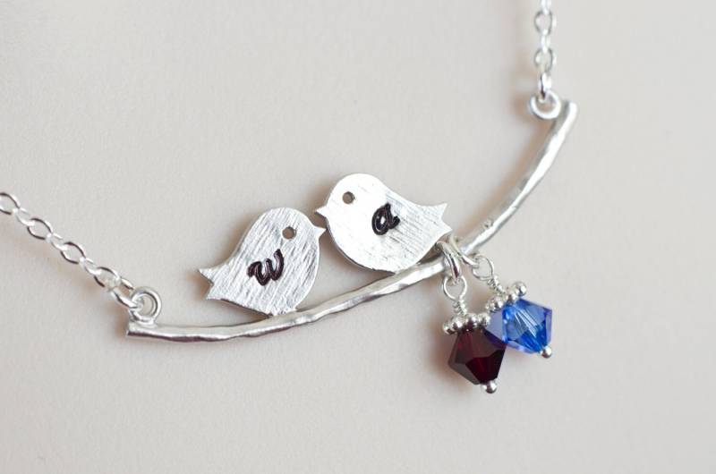 Personalisierte Erste Liebesvögel Auf Ast Halskette, Mit Initialen Und Birthstone Initial Personalisierte Erste Liebesvögel Auf Ast Halskette, Mit Initialen Und Birthstone Initial von CrinaJewelleryDesign