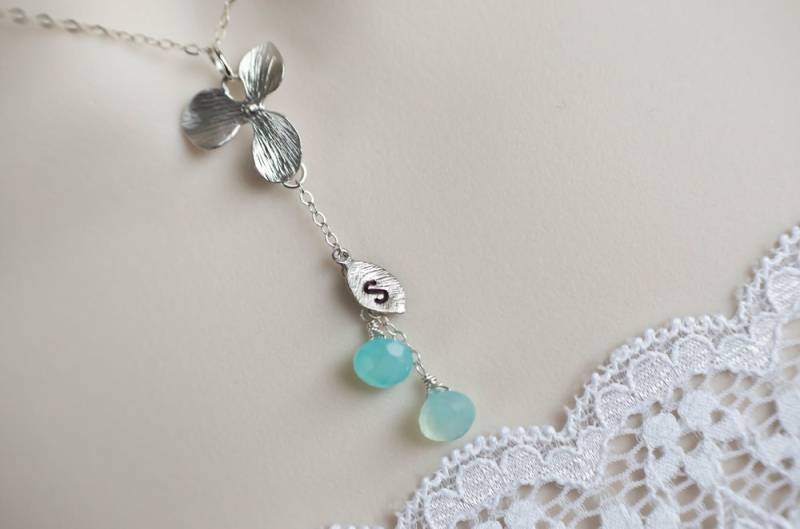Personalisierte Halskette, Erste, Aqua Blau Chalcedonkette Und Rhodium Vergoldete Orchidee Blume, Lariat Sterling Silberkette Personalisierte Halskette, Erste, Aqua Blau Chalcedonkette Und Rhodium Vergoldete Orchidee Blume, Lariat Sterling Silberkette von CrinaJewelleryDesign