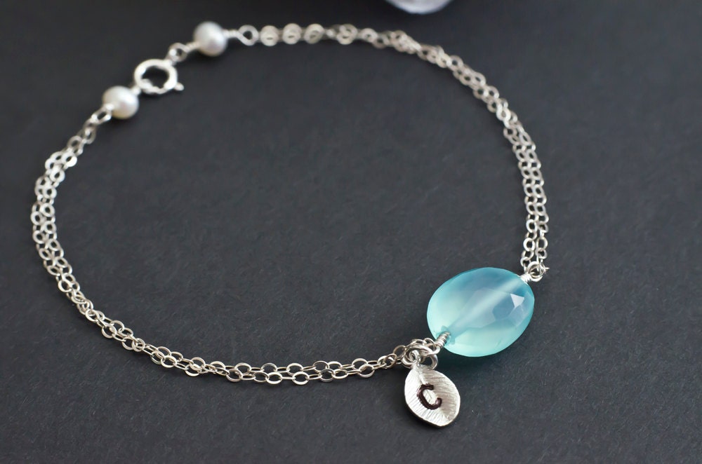 Personalisierter Armband, Aqua Blue Chalcedon Initial Brautjungfer Geschenk, Monogramm Armband Personalisierter Armband, Aqua Blue Chalcedon Initial Brautjungfer Geschenk, Monogramm Armband von CrinaJewelleryDesign