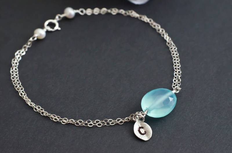 Personalisierter Armband, Aqua Blue Chalcedon Initial Brautjungfer Geschenk, Monogramm Armband Personalisierter Armband, Aqua Blue Chalcedon Initial Brautjungfer Geschenk, Monogramm Armband von CrinaJewelleryDesign