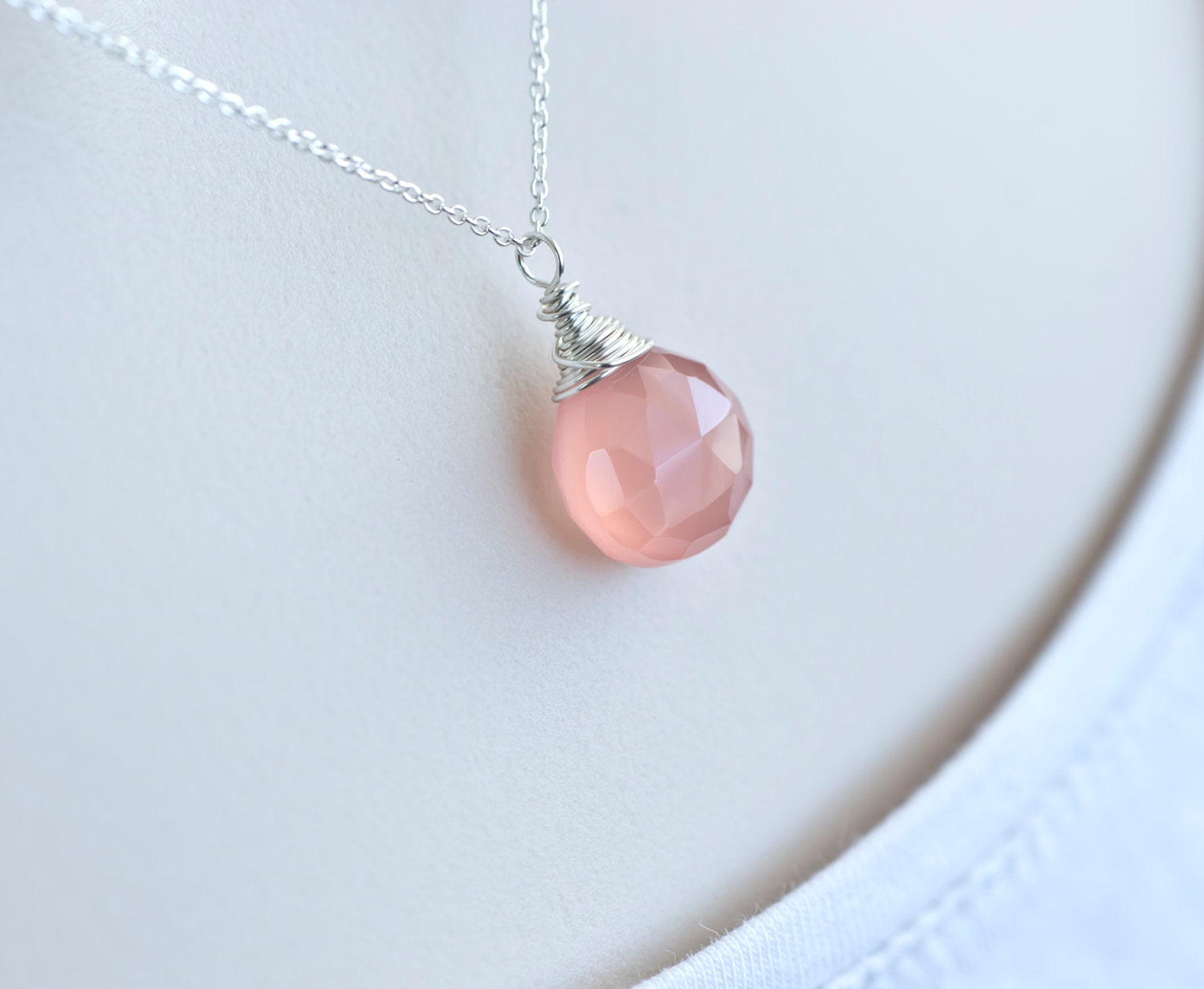 Rosa Chalcedon Halskette, Erröten Rosa Briolette Auf Sterling Silberkette, Weiche Brautjungfern-Halskette Rosa Chalcedon Halskette, Erröten Rosa Briolette Auf Sterling Silberkette, Weiche Brautjungfern-Halskette von CrinaJewelleryDesign