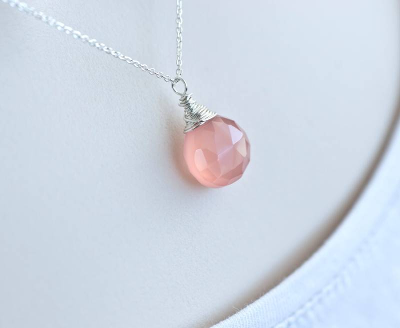 Rosa Chalcedon Halskette, Erröten Rosa Briolette Auf Sterling Silberkette, Weiche Brautjungfern-Halskette Rosa Chalcedon Halskette, Erröten Rosa Briolette Auf Sterling Silberkette, Weiche Brautjungfern-Halskette von CrinaJewelleryDesign