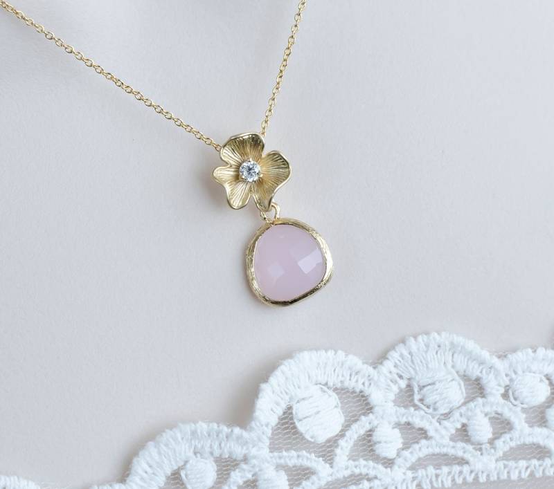 Rosenquarz Tropfen Und Blumenkette, Brautjungfer Halskette, Rose Hochzeitshalskette, Glastropfen Matt Vergoldete Halskette Rosenquarz Tropfen Und Blumenkette, Brautjungfer Halskette, Rose Hochzeitshalskette, Glastropfen Matt Vergoldete Halskette von CrinaJewelleryDesign